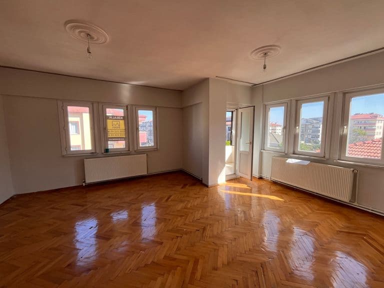 ÇİFTLİKKÖY’DE DENİZ MANZARALI, FERAH 2+1 KİRALIK DAİRE