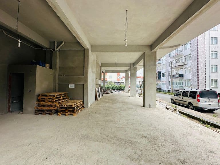 DORA'DAN TEYYAREDÜZÜ'NDE SHOWROOM VE MAĞAZA KULLANIMINA UYGUN KİRALIK DÜKKAN!