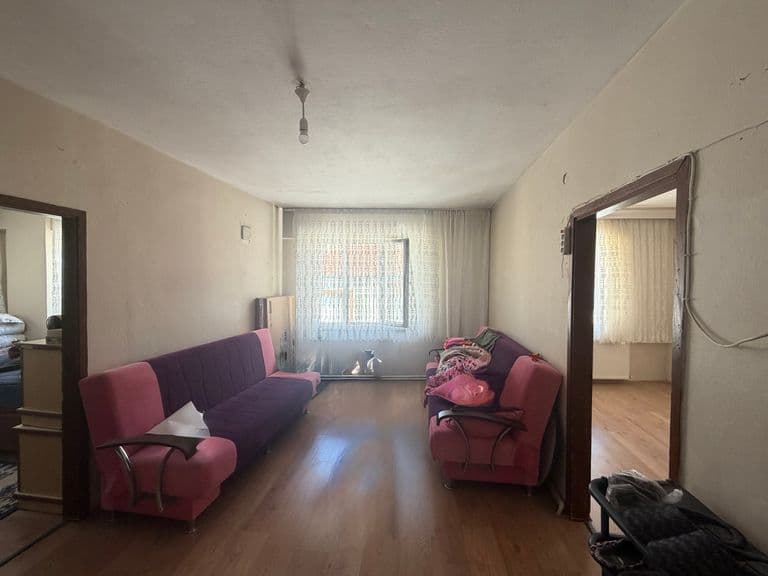 AHMET SÜREN MEYDANINDA MERKEZİ 2+0 2 BALKONLU DAİRE