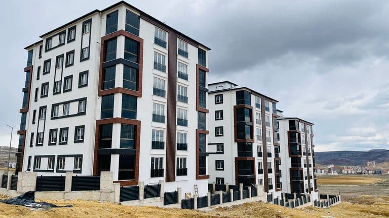 AYRICALIKLI YAŞAMIN YENİ ADRESİ, 3+1 LÜKS DAİRE