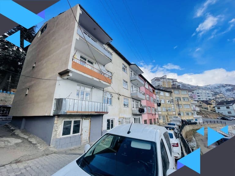 ÇAMLICA MAHALLESİNDE MERKEZİ KONUMDA SATILIK 2+1 DAİRE