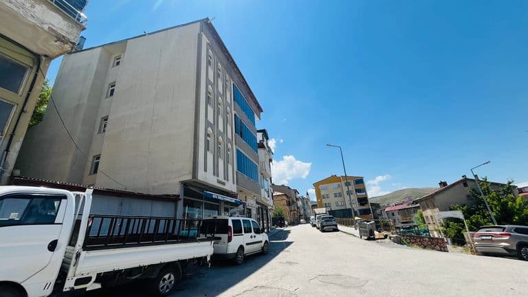 VELİŞABAN'DA ŞEHRİN KALBİNDE | CUMHURİYET CADDESİ'NE 1 DAKİKA MESAFEDE GENİŞ VE FERAH 3+1 YAŞAM ALANI