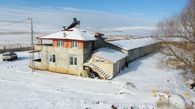 DORA - YOL, SU, ELEKTRİK 2.772 M² ARSA ÜZERİNE KURULU ÇİFTLİK