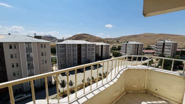 BAYBURT KALEARDI’NDE AİLEYE UYGUN, ULAŞIMA YAKIN, GÜVENLİ KİRALIK 3+1 DAİRE