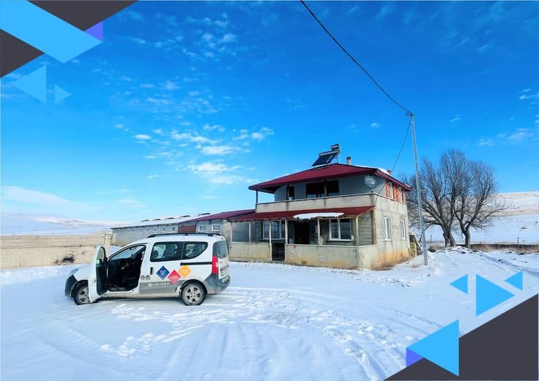 DORA - YOL, SU, ELEKTRİK 2.772 M² ARSA ÜZERİNE KURULU ÇİFTLİK