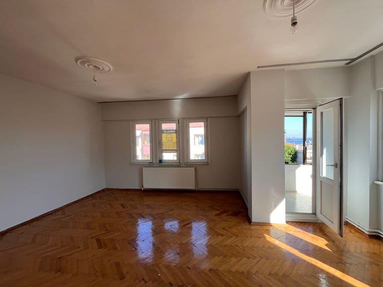 ÇİFTLİKKÖY’DE DENİZ MANZARALI, FERAH 2+1 KİRALIK DAİRE