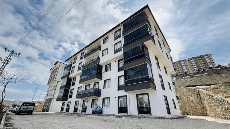 DORADAN YERDEN ISITMA SİSTEMLİ ŞEHİR MERKEZİNE YAKIN DAİRE