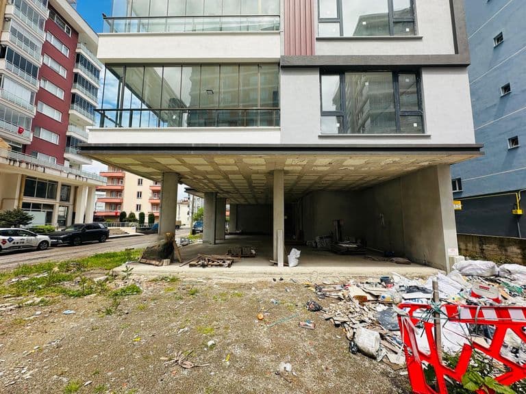 DORA'DAN TEYYAREDÜZÜ'NDE KÖŞE BAŞINDA GENİŞ VİTRİNLİ KİRALIK DÜKKAN!