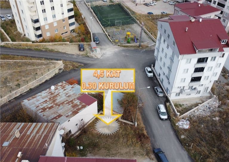 TERCİH EDİLEN MAHALLEDE 218M² DÜZ ZEMİNLİ ARSA