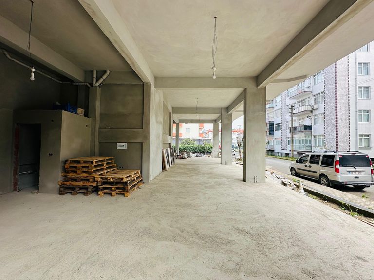 DORA'DAN TEYYAREDÜZÜ'NDE SHOWROOM VE MAĞAZA KULLANIMINA UYGUN KİRALIK DÜKKAN!