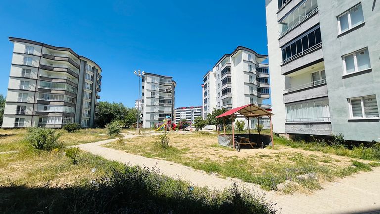 DORA - ŞİNGAH MAHALLESİNDE IHLAMUR KENT'TE GENİŞ VE FERAH 3+1 KİRALIK DAİRE