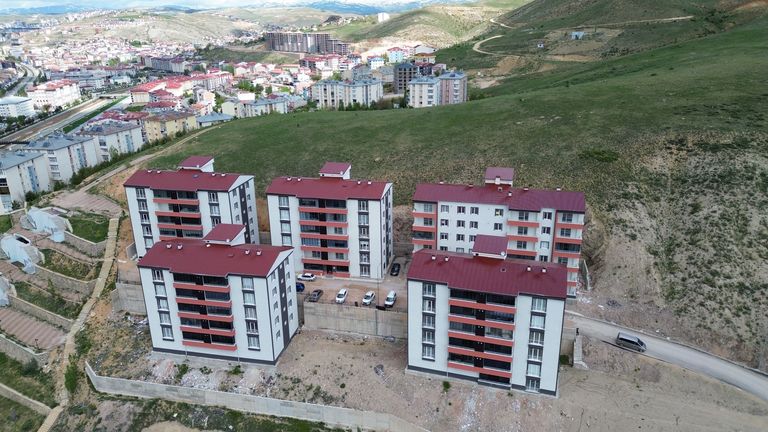 ZAHİT MAHALLESİ'NDE ŞEHİR MANZARALI, YERDEN ISITMALI, SIFIR BİNADA FERAH 3+1 KİRALIK DAİRE