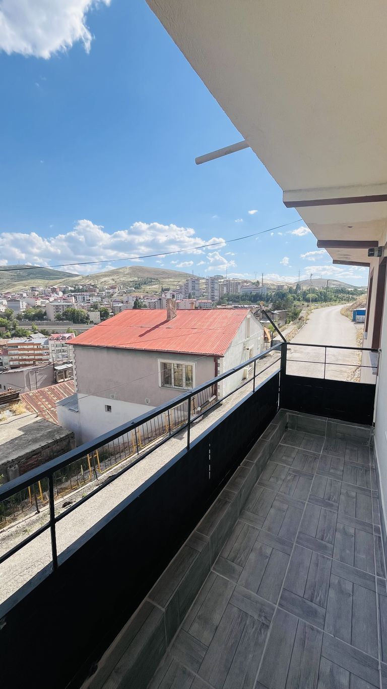 TUZCUZADE MAHALLESİNDE ŞEHİR MANZARALI 2+1 KİRALIK DAİRE