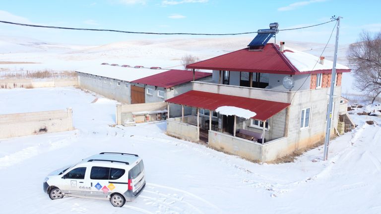 DORA - YOL, SU, ELEKTRİK 2.772 M² ARSA ÜZERİNE KURULU ÇİFTLİK