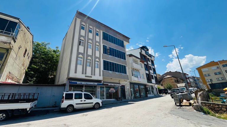 VELİŞABAN'DA ŞEHRİN KALBİNDE | CUMHURİYET CADDESİ'NE 1 DAKİKA MESAFEDE GENİŞ VE FERAH 3+1 YAŞAM ALANI