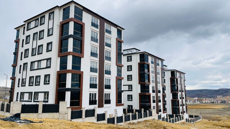 AYRICALIKLI YAŞAMIN YENİ ADRESİ, 3+1 LÜKS DAİRE