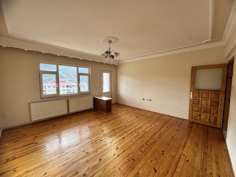 OKULLAR BÖLGESİNDE HACI BAYRAM CAMİ KARŞISINDA KİRALIK 3+1 DAİRE