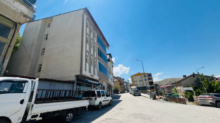 VELİŞABAN'DA ŞEHRİN KALBİNDE | CUMHURİYET CADDESİ'NE 1 DAKİKA MESAFEDE GENİŞ VE FERAH 3+1 YAŞAM ALANI