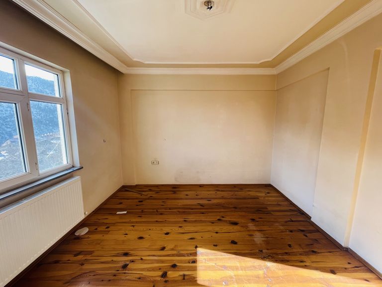 ÇAMLICA MAHALLESİNDE MERKEZİ KONUMDA SATILIK 2+1 DAİRE