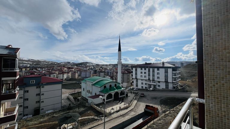 DORA - ŞİNGAH MAHALLESİNDE GENİŞ VE FERAH 3+1 ARA KAT, 3 CEPHELİ FIRSAT DAİRE