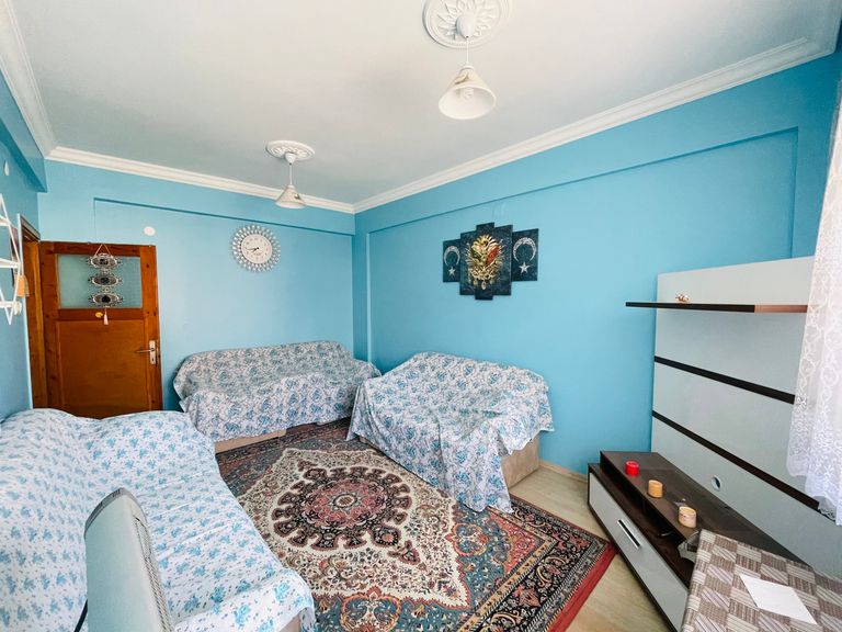 ŞEHİR MERKEZİNDE EŞYALI 1+1 DOLMUŞ DURAĞI YANI
