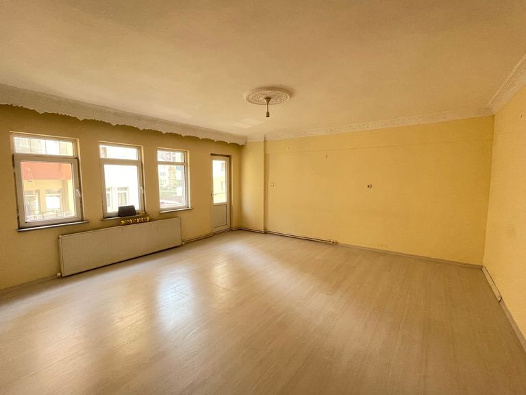 ANA YOL ÜZERİNDE DÜZ AYAK TAM ARADIĞINIZ 3+1 SATILIK DAİRE