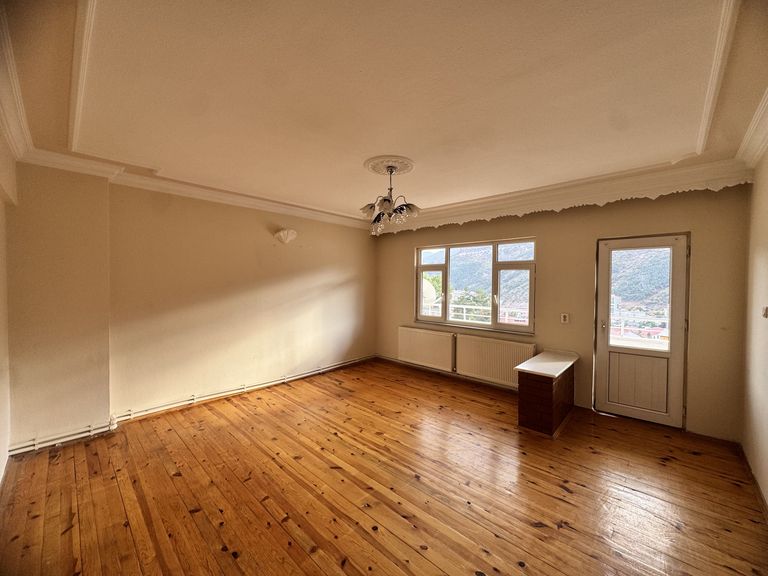 OKULLAR BÖLGESİNDE HACI BAYRAM CAMİ KARŞISINDA KİRALIK 3+1 DAİRE