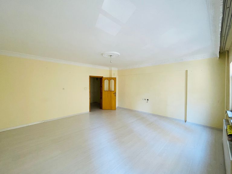 ANA YOL ÜZERİNDE DÜZ AYAK TAM ARADIĞINIZ 3+1 SATILIK DAİRE