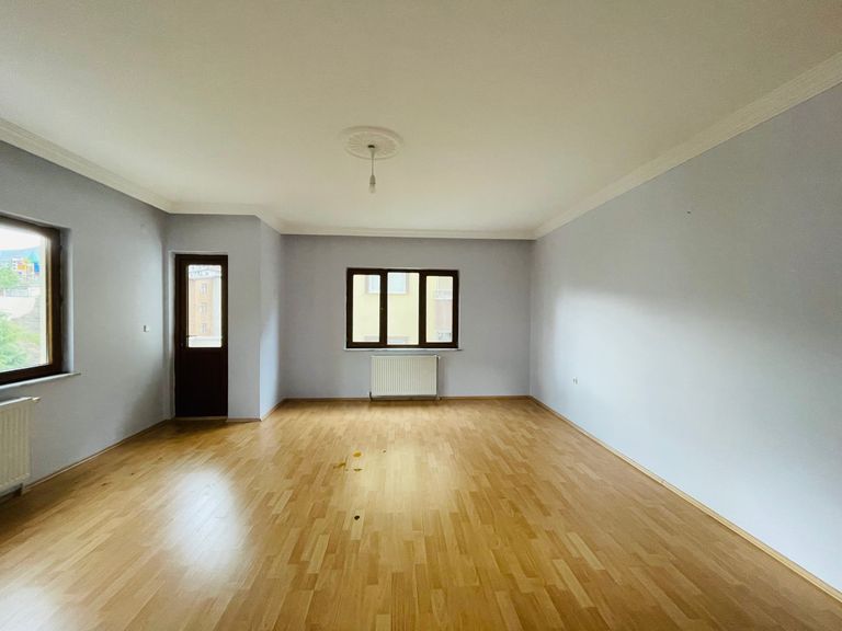 RESMİ KURUMLARA OKULLARA YÜRÜME MESAFESİNDE 3+1 KİRALIK DAİRE