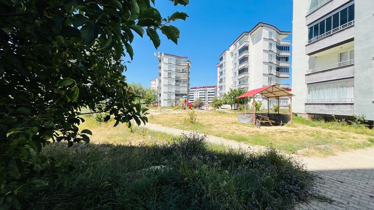 DORA - ŞİNGAH MAHALLESİNDE IHLAMUR KENT'TE GENİŞ VE FERAH 3+1 KİRALIK DAİRE