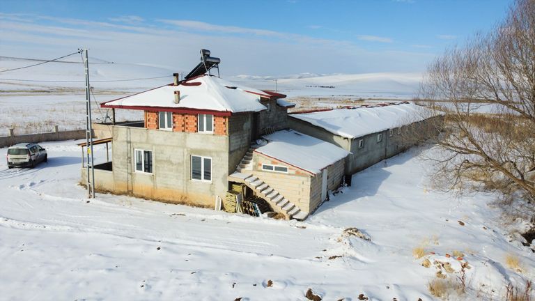 DORA - YOL, SU, ELEKTRİK 2.772 M² ARSA ÜZERİNE KURULU ÇİFTLİK