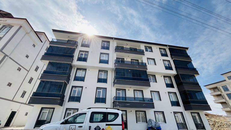 DORADAN YERDEN ISITMA SİSTEMLİ ŞEHİR MERKEZİNE YAKIN DAİRE