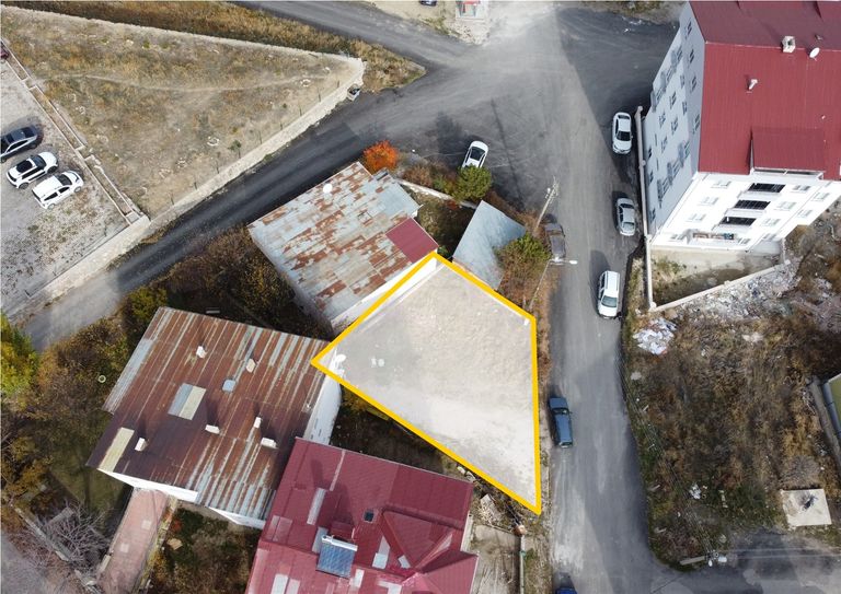 TERCİH EDİLEN MAHALLEDE 218M² DÜZ ZEMİNLİ ARSA