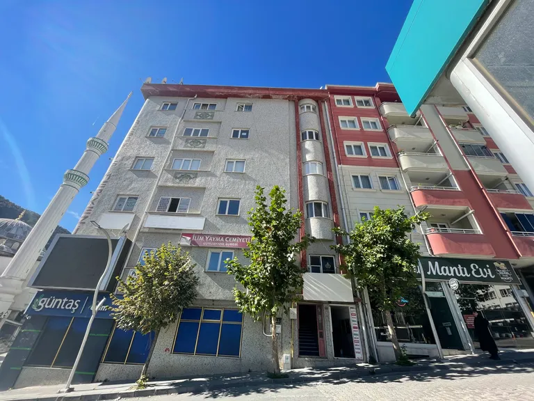 DORADAN MEREKZİ KONUMDA KİRALIK BÜRO / DÜKKAN