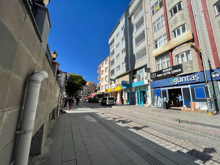 DORADAN MEREKZİ KONUMDA KİRALIK BÜRO / DÜKKAN