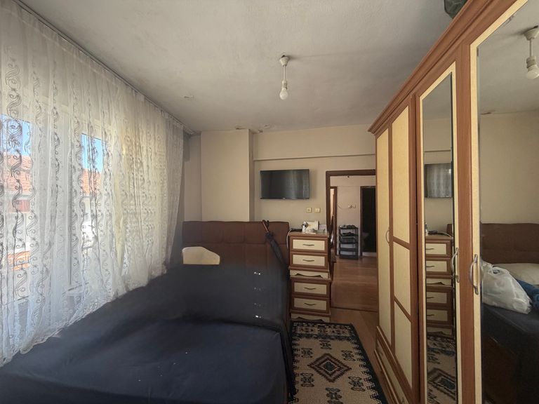 AHMET SÜREN MEYDANINDA MERKEZİ 2+0 2 BALKONLU DAİRE