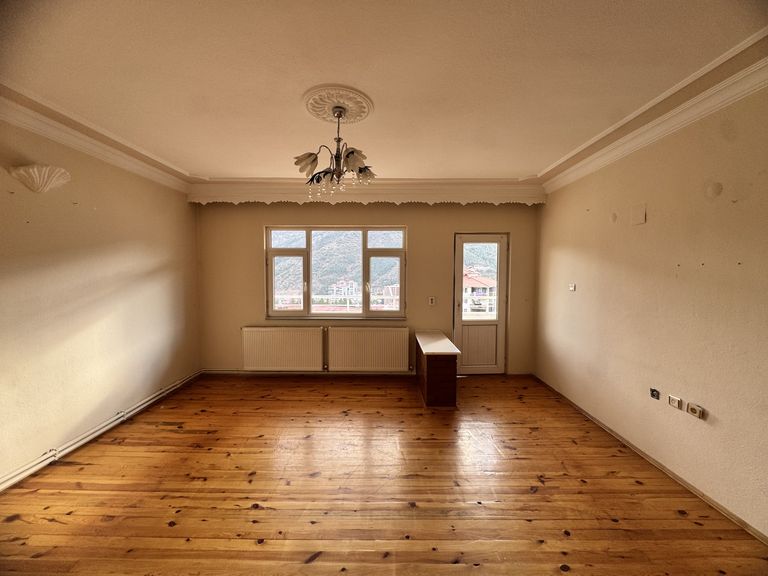 OKULLAR BÖLGESİNDE HACI BAYRAM CAMİ KARŞISINDA KİRALIK 3+1 DAİRE
