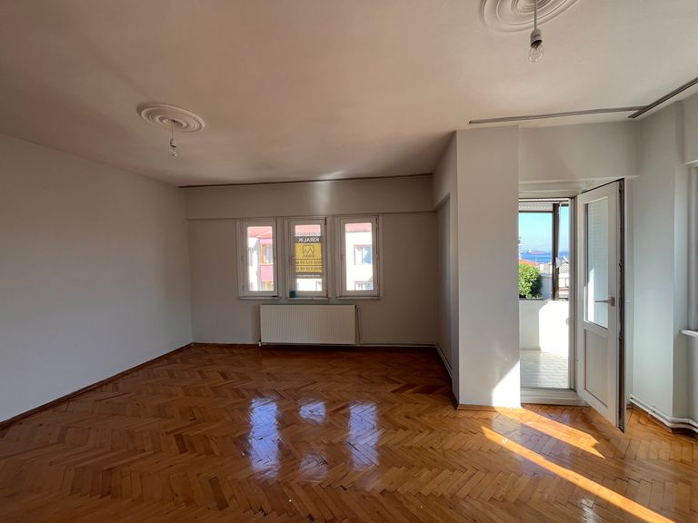 ÇİFTLİKKÖY’DE DENİZ MANZARALI, FERAH 2+1 KİRALIK DAİRE