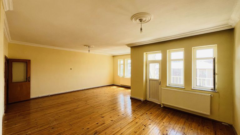 BAYBURT KALEARDI’NDE AİLEYE UYGUN, ULAŞIMA YAKIN, GÜVENLİ KİRALIK 3+1 DAİRE