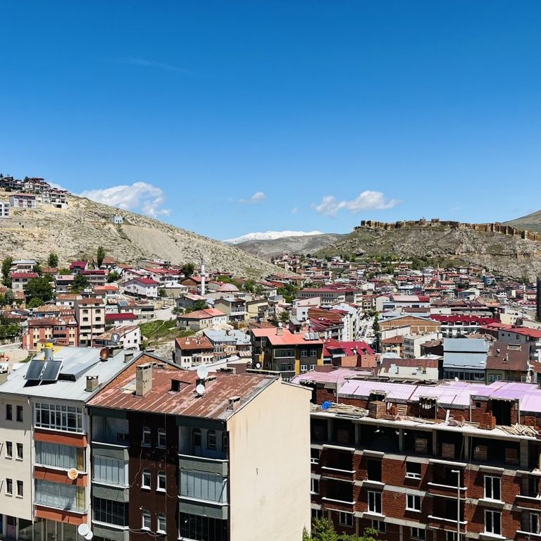ŞEHİR MERKEZİNDE EŞSİZ ŞEHİR MANZARALI SATILIK ARA KAT DAİRE