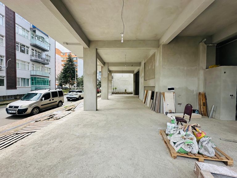 DORA'DAN TEYYAREDÜZÜ'NDE SHOWROOM VE MAĞAZA KULLANIMINA UYGUN KİRALIK DÜKKAN!