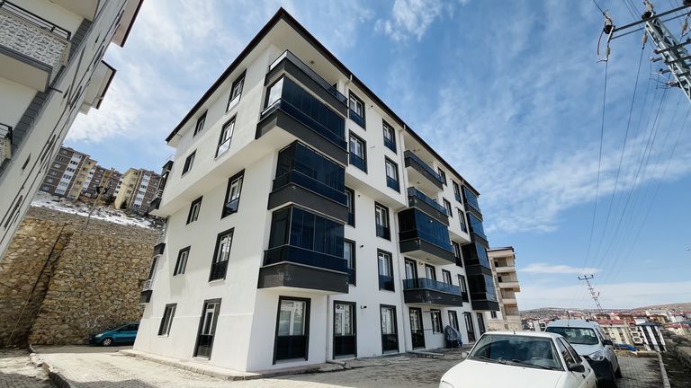 DORADAN YERDEN ISITMA SİSTEMLİ ŞEHİR MERKEZİNE YAKIN DAİRE