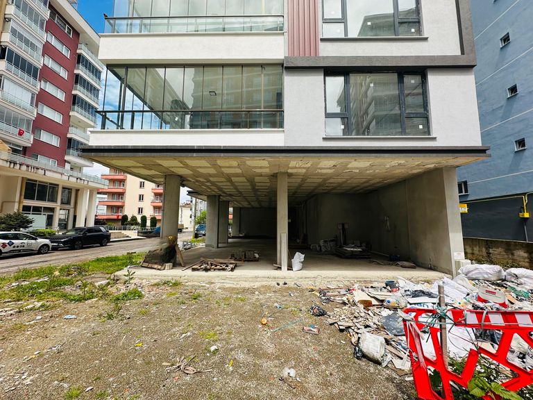 DORA'DAN TEYYAREDÜZÜ'NDE KÖŞE BAŞINDA GENİŞ VİTRİNLİ KİRALIK DÜKKAN!