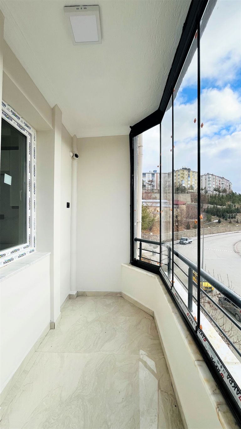 MERKEZDE YENİLENMİŞ ARA KAT, GÜNEY CEPHE, 3+1 SATILIK DAİRE