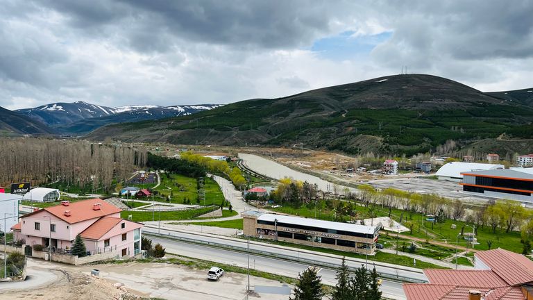 GÜNEY CEPHE, ARA KAT, ŞEHİR PARKI MANZARALI SATILIK DAİRE