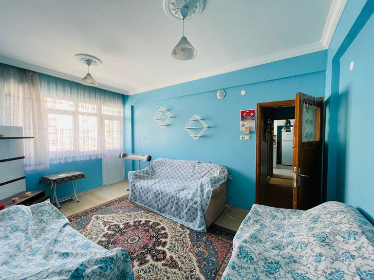 ŞEHİR MERKEZİNDE EŞYALI 1+1 DOLMUŞ DURAĞI YANI