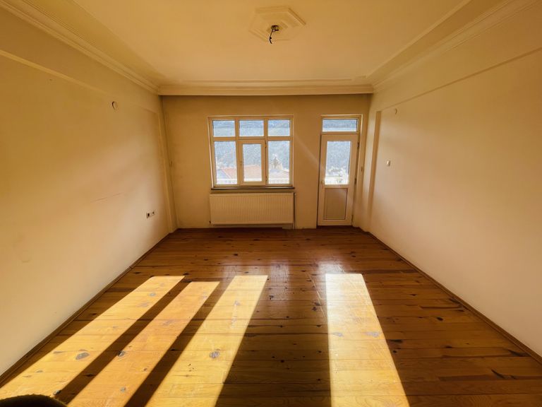 ÇAMLICA MAHALLESİNDE MERKEZİ KONUMDA SATILIK 2+1 DAİRE