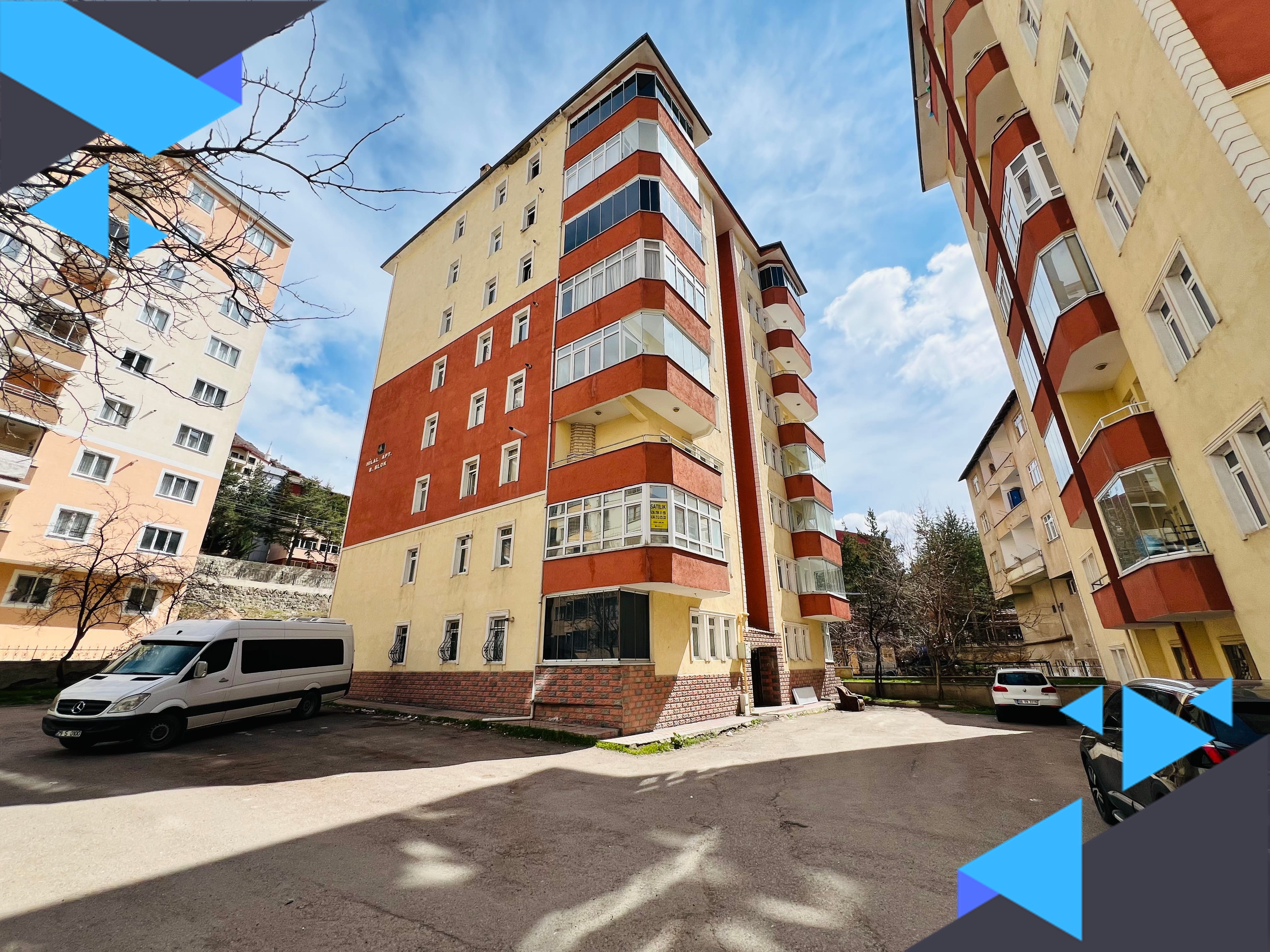 ANA YOL ÜZERİNDE DÜZ AYAK TAM ARADIĞINIZ 3+1 SATILIK DAİRE